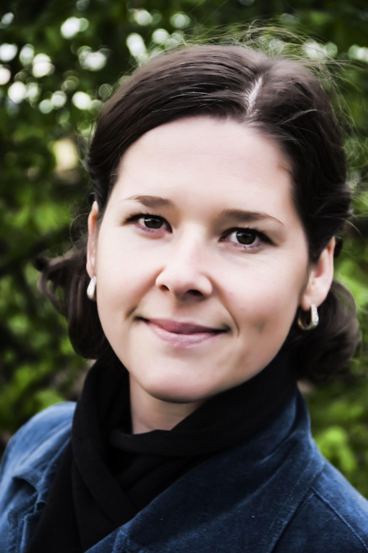 Jsem Veronika Salabová DiS., mám dvě děti a pracuji jako průvodkyně v lesní školce. Vystudovala jsem vyšší odbornou školu v oboru výchovy dětí ve volném čase se zaměřením na speciální pedagogiku. Pedagogické práci se věnuji téměř 15 let a postupně se můj zájem obrací k tomu, co vnímám jako své poslání. Mojí vášní je seberozvoj a smysluplné, podporující rozhovory, proto jsem prošla koučovacím výcvikem a nyní směřuji ke vzdělání v psychoterapii. S vděčností jsem přijala nabídku konzultantky v KoniPasu. Věřím, že díky zkušenostem z pedagogické praxe, koučování i vlastního rodičovství mohu rodičům nabídnout bezpečný prostor pro otevřený rozhovor, porozumění a hledání cest, které povedou k větší jistotě a podpoře v jejich každodenním životě.
